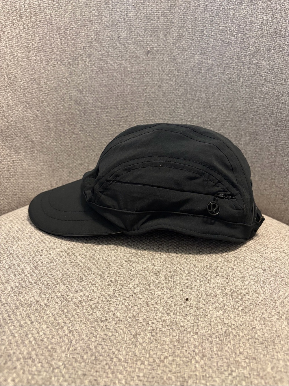 LULULEMON - black running hat, built-in zipper side pocket and adjustable back